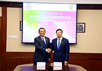 Professor Rocky Tuan (left) of CUHK signs an agreement on dual degree programmes with Professor Qiu Yong of Tsinghua